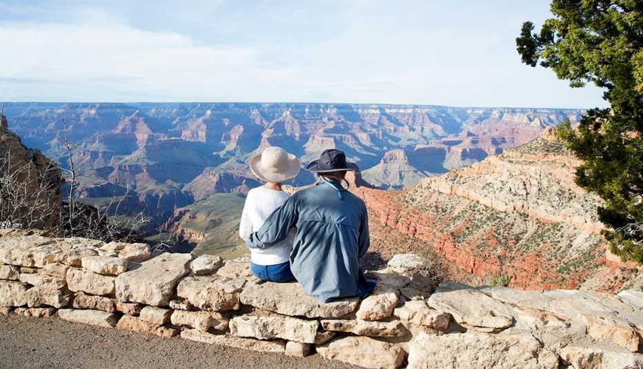 Arizona seniors learning about final expense insurance on a fixed income
